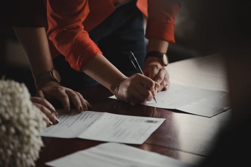 quién puede solicitar una certificación contable de ingresos